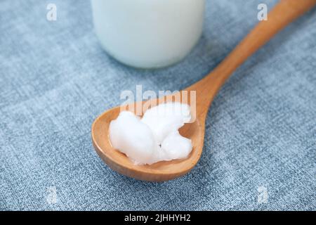 cuillère avec de l'huile de coco froide sur la table Banque D'Images