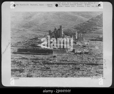 Panorama de la cathédrale catholique romaine d'Urakami après le bombardement atomique de Nagasaki, Japon. 16 octobre 1945. Banque D'Images