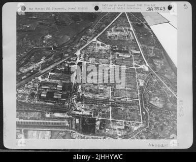 Pacific Air Command, armée américaine, 3 août 1946 - une vue aérienne du Japon de Nagasaki un an après la chute de la bombe atomique dévastatrice montre la ruine complète de l'une des usines de guerre du Japon. Banque D'Images