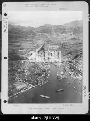 Pacific Air Command, armée américaine, 3 août 1946 - une vue aérienne de Nagasaki, Japon un an après le bombardement montre la destruction presque complète d'une partie de la ville qui se trouve dans la vallée derrière les usines et les quais détruits. La région est le Foregrou Banque D'Images