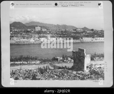 Pacific Air Command, armée de l'air américaine, 3 août 1946 - en regardant à travers l'un des fleuves qui traversent les ruines d'Hiroshima, au Japon, la vue impressionnante d'Une telle grande ville presque complètement démolie par une bombe atomique semble incroyable. Le Barren Banque D'Images
