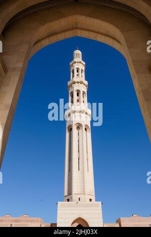 La mosquée du Sultan Qaboos ou la mosquée de la cathédrale de Muscat est la principale mosquée opérationnelle de Muscat, en Oman. Banque D'Images