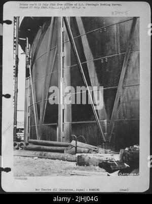 Réservoirs de stockage de gaz à environ un mille du point focal de la Blaste atomique montrant les ombres causées par la chaleur intense de la lumière éclair. Banque D'Images