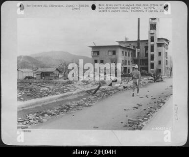 Une scène de rue montrant des dégâts à la bombe atomique à Hiroshima, au Japon. Notez comment le trottoir a été poussé vers le haut et Qu'Un tuyau de vidange colle à travers le pont. Les scientifiques disent que ce phénomène est dû au vide créé par la pression de la Blaste atomique. 3 octobre Banque D'Images
