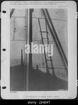 Ombre d'une échelle brûlée sur Un réservoir de gaz à la suite du bombardement atomique d'Hiroshima, au Japon. 18 octobre 1945. Banque D'Images