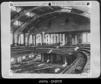 Vue intérieure des dommages causés par la bombe atomique à l'hôtel de ville d'Hiroshima. Hiroshima, Japon. 1 novembre 1945. Banque D'Images