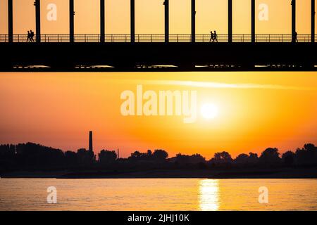 2022-07-19 05:59:25 NIJMEGEN - randonneurs pendant le lever du soleil à de Waalbrug. Le premier jour de marche des Marches de quatre jours de Nimègue 104th a été annulé en raison de la chaleur. ANP ROB ENGELAR pays-bas sortie - belgique sortie Banque D'Images