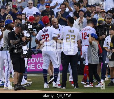 Los Angeles, États-Unis. 19th juillet 2022. Juan Soto (22 ans), la star nationale de Washington, félicite les cardinaux de Saint Louis Albert Pujols lors de la demi-finale du Derby de course à domicile de la MLB au stade Dodger de Los Angeles, lundi, 18 juillet 2022. Photo de Jim Ruymen/UPI crédit: UPI/Alay Live News Banque D'Images