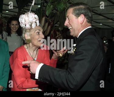 Photo du dossier datée du 22/05/00 du Prince de Galles avec Lady Walton, veuve du compositeur anglais Sir William Walton, à son exposition de jardin au Chelsea Flower Show, Londres. Le célèbre compositeur britannique aimé par la famille royale a secrètement cherché à obtenir l'aide de l'État pour lui fournir des quantités illégales de drogues contrôlées, ont révélé des articles précédemment classés. Sir William, dont la composition bien connue de Crown Imperial a été utilisée dans le couronnement de la Reine en 1953 et les célébrations du Jubilé de platine cette année, a été dit être « très dépendant » de Ritalin, couramment utilisé pour traiter le TDAH. Date de publication : mardi 19 juillet Banque D'Images