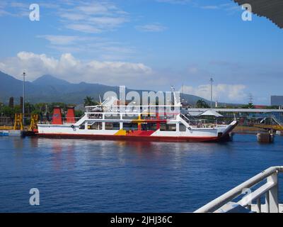 Bali, Indonésie - 2 juillet 2022 : Un ferry au port de Gilimanuk, Indonésie qui transportera des passagers de l'île de Bali à l'île de Java Banque D'Images