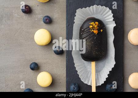 Le gâteau apparaît sous forme de popsicle sur le bâton Banque D'Images