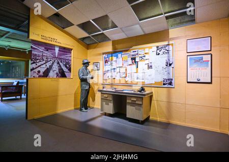 Exposition des affaires de l'industrie de la défense, connue sous le nom de complexe industriel militaire. Au musée d'art d'Oakland à Oakland, Californie. Banque D'Images