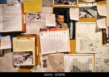 Exposition des affaires de l'industrie de la défense, connue sous le nom de complexe industriel militaire. Un babillard de documents connexes. À la Muse d'Oakland Banque D'Images