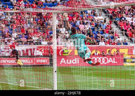 Harrison, New Jersey, États-Unis. 17th juillet 2022. Harrison, NJ - 17 juillet 2022: Gardien de but Carlos Coronel (1) de Red Bulls sauve pendant la MLS partie de saison régulière contre NYCFC à Red Bull Arena (Credit image: © Lev Radin/Pacific Press via ZUMA Press Wire) Banque D'Images
