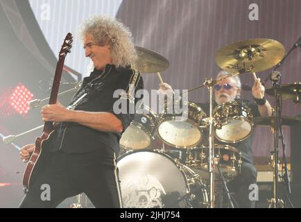 Photo du dossier datée du 17/1/2015, de Brian May et de Roger Taylor (à droite), de Queen Perform, à l'aréna O2, à Londres. Les légendes du rock britannique Queen ont fait l'histoire en devenant le premier album à dépasser sept millions de ventes de graphiques britanniques. Le disque a été brisé par l'album de Queen's Greatest Hits, enregistré en 1981, qui comprend des morceaux classiques tels que We Will Rock You, Don't Stop Me Now et Bohemian Rhapsody. Date de publication : mardi 19 juillet 2022. Banque D'Images