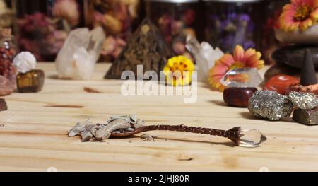 Sauge en cuillère d'époque sur autel de méditation avec Pyramide i Banque D'Images