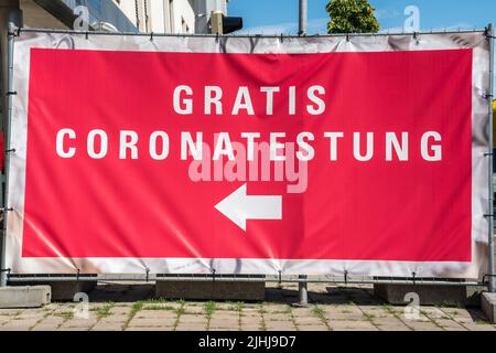 Panneau d'affichage «Gratis Coronatestung» (Free coronavirus Testing) en Autriche. Banque D'Images