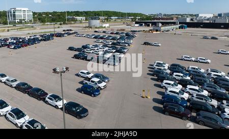 Vue aérienne au-dessus des vus Ford Edge récemment fabriqués, vus à l'usine de montage de Ford Oakville en attente de livraison. Banque D'Images