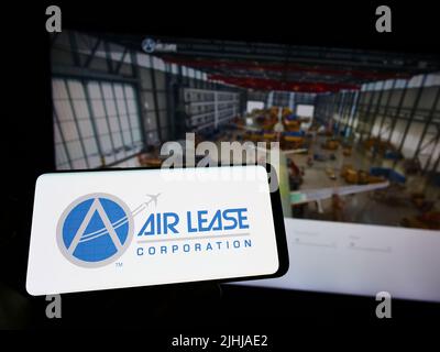 Personne tenant un téléphone portable avec le logo de la société américaine de location Air Lease Corporation (ALC) à l'écran devant la page Web. Mise au point sur l'affichage du téléphone. Banque D'Images