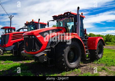 Tatarstan, Russie. 2022, 14 juin. Tracteurs Kirovets puissants et modernes rouges. Nouveaux modèles de machines agricoles. Banque D'Images