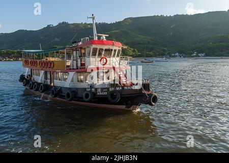 Un traversier interinsulaire local ('Kai to') s'approche du quai de NIM Sue WAN, Discovery Bay, Lantau Island, Hong Kong Banque D'Images