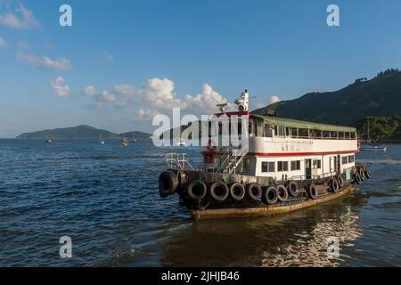 Un traversier interinsulaire local ('Kai to') s'approche du quai de NIM Sue WAN, Discovery Bay, Lantau Island, Hong Kong Banque D'Images