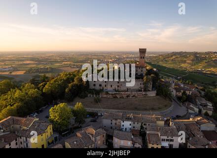 Vue aérienne du château de Cigognola - vignobles et campagne en arrière-plan, Oltrepo Pavese, Pavie, Lombardie, Italie Banque D'Images