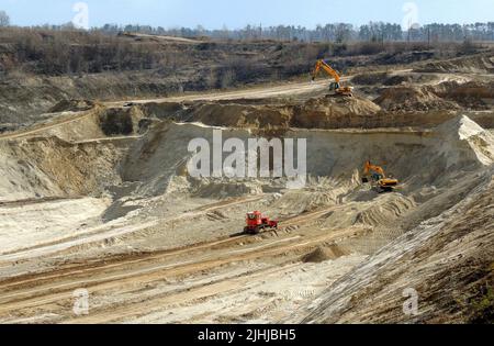 Les machines extractives travaillent en carrière ouverte pour extraire les matériaux de construction Banque D'Images