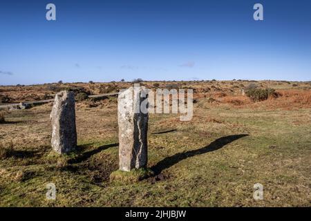 En début d'après-midi, lumière sur le Néolithique tardif, pierres debout de l'âge du bronze précoce les Pipers sur le robuste Bodmin Moor dans Cornwall Royaume-Uni. Banque D'Images
