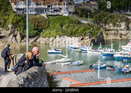 Un couple de touristes appréciant la vue sur le pittoresque port historique de Newquay à Newquay sur la côte nord de Cornwall. Banque D'Images