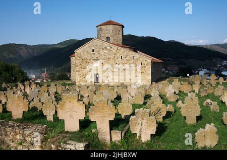 Cimetière et église orthodoxe serbe médiévale de Saint Apôtres Pierre et Paul en Serbie Banque D'Images