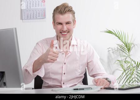 l'homme a fait sa déclaration fiscale ou son travail d'affaires et montre le pouce vers le haut Banque D'Images