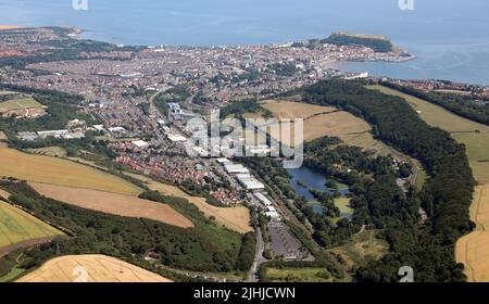 Vue aérienne de la ville de Scarborough depuis le Sud-Ouest, vue sur le Seamer Roa A64 avec le promontoire, le château de Scarborough et la mer du Nord en arrière-plan Banque D'Images