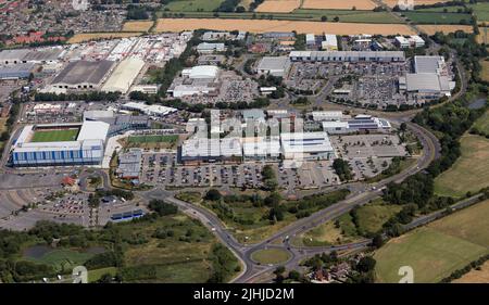 Vue aérienne du parc commercial Vangarde (premier plan), du parc commercial Monks Cross (arrière-plan) et du stade York Community Stadium sur la gauche, York Banque D'Images