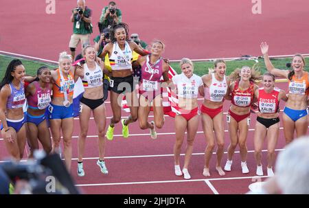 Eugene, États-Unis. 18th juillet 2022. Les athlètes célèbrent ensemble après l'heptathlon féminin aux Championnats du monde d'athlétisme Oregon22 à Eugene, Oregon, États-Unis, 18 juillet 2022. Crédit : Wang Ying/Xinhua/Alay Live News Banque D'Images