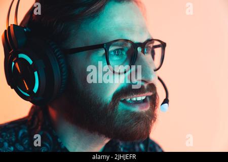 Joueur barbu professionnel jouant au jeu sur ordinateur lors d'un tournoi - concentré et regardant de près - gros plan. Photo de haute qualité Banque D'Images