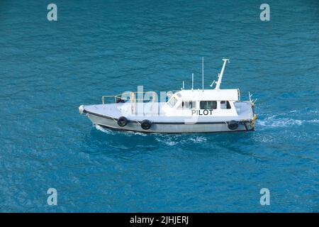 Bateau à voile Pilotes vue aérienne en bleu océan mer avec mousse service Banque D'Images