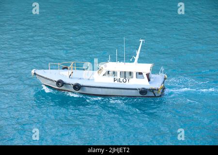 Bateau à voile Pilotes vue aérienne en bleu océan mer avec mousse service Banque D'Images