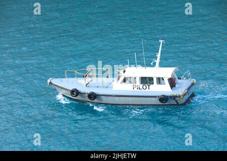 Bateau à voile Pilotes vue aérienne en bleu océan mer avec mousse service Banque D'Images