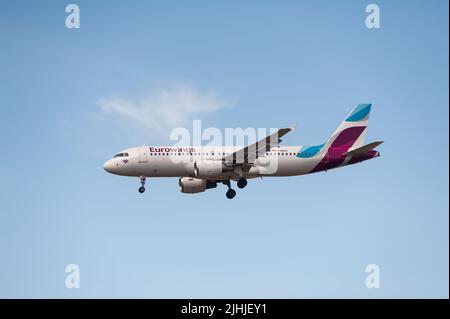 17.07.2022, Berlin, Allemagne, Europe - Un Airbus A320-200 Eurowings s'approche de l'aéroport de Brandebourg de Berlin BER pour atterrir. Banque D'Images