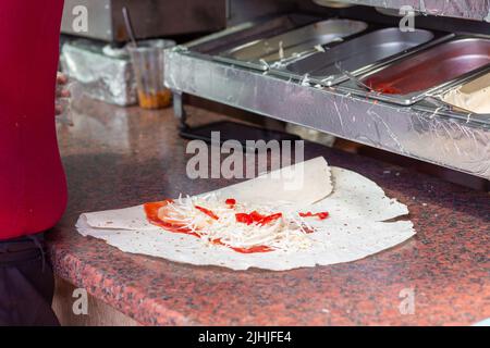 Mains d'un chef professionnel qui fabrique Shawarma dans un restaurant arabe Banque D'Images