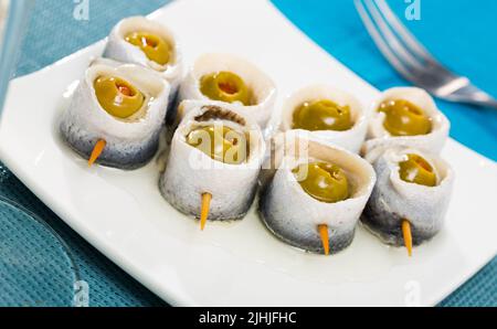 Rouleaux de hareng aux olives farcies Banque D'Images