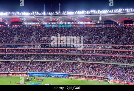 FullHouse of fans and Supporters at Optus Stadium at Night Lights 2021 AFL Grand final Perth Australie occidentale. Banque D'Images