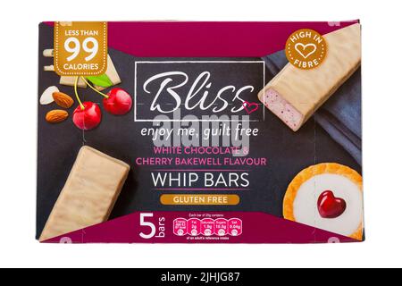 Boîte de Bliss chocolat blanc et cerise bakewell saveur fouet bars sans gluten Profitez de moi sans culpabilité moins de 99 calories isolées sur fond blanc Banque D'Images