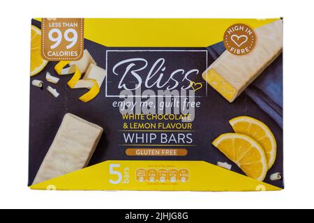 Boîte de barres de whip au chocolat blanc Bliss et au citron sans gluten isolées sur fond blanc Banque D'Images