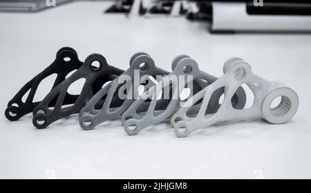 Noir blanc gris modèles imprimés sur une imprimante 3D dans un laboratoire. Objets imprimés sur l'imprimante 3D à partir de plastique. Prototypes réalisés sur une imprimante 3D. Concept nouvelle technologie d'impression moderne. Fusion multi-jet Banque D'Images