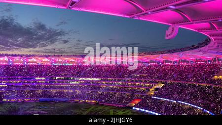 FullHouse of fans and Supporters at Optus Stadium at Night Lights 2021 AFL Grand final Perth Australie occidentale. Banque D'Images