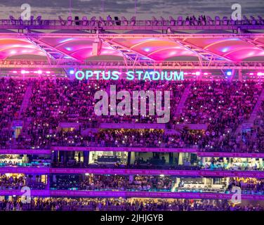 FullHouse of fans and Supporters at Optus Stadium at Night Lights 2021 AFL Grand final Perth Australie occidentale. Banque D'Images