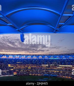 FullHouse of fans and Supporters at Optus Stadium at Night Lights 2021 AFL Grand final Perth Australie occidentale. Banque D'Images