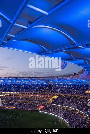 FullHouse of fans and Supporters at Optus Stadium at Night Lights 2021 AFL Grand final Perth Australie occidentale. Banque D'Images